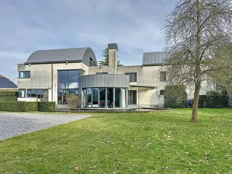 Unieke moderne woning met een dubbele bestemming op een perceel van 29a24ca.