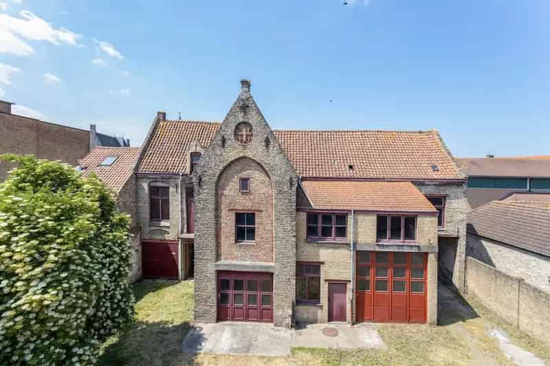VEURNE: Historisch gebouw (reeds vermeld begin 15de eeuw, verbouwd in 1716) met meerdere garages pal in het centrum van Veurne op 673m² grondoppervlakte.