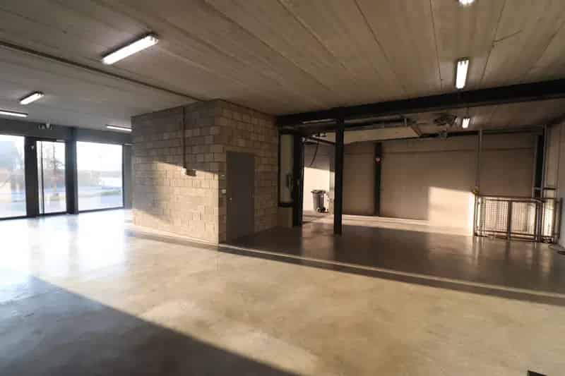 Recente KMO-unit van 222m² met goederenlift op bedrijventerrein De Mil.