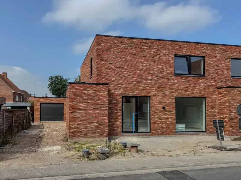 Energiezuinige nieuwbouwwoning met 3 slaapkamers, ruime garage en tuin.