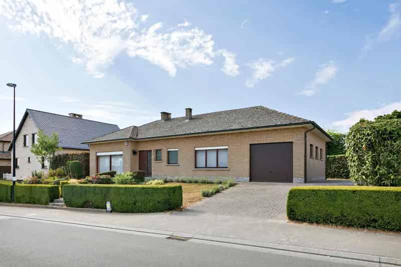 Bungalow met 2 garages, tuin en 3 slaapkamers!