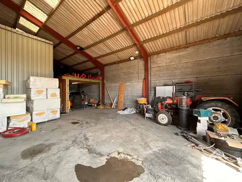 Loods van 180 m² ter opslag met grote automatische garagepoort te Bocholt!