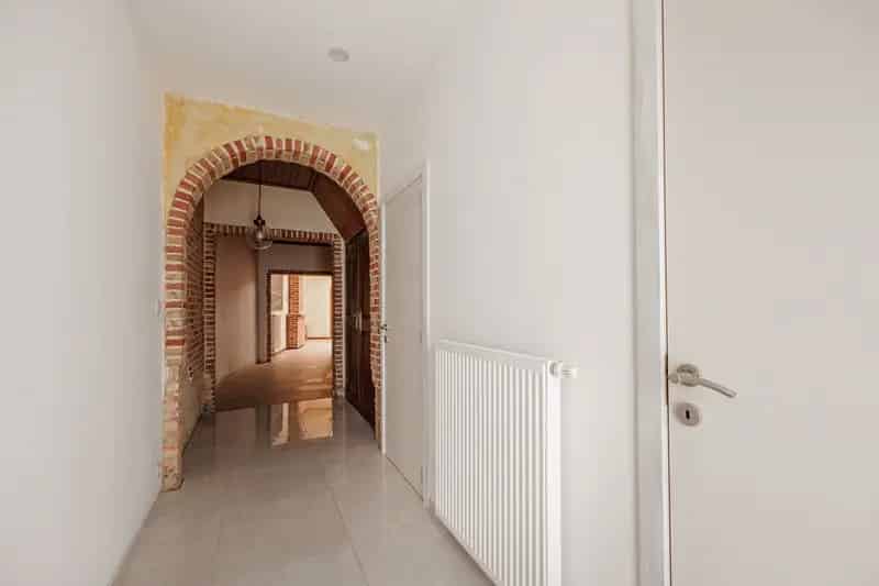 Volledig te renoveren woning met 4 slaapkamers en tuin