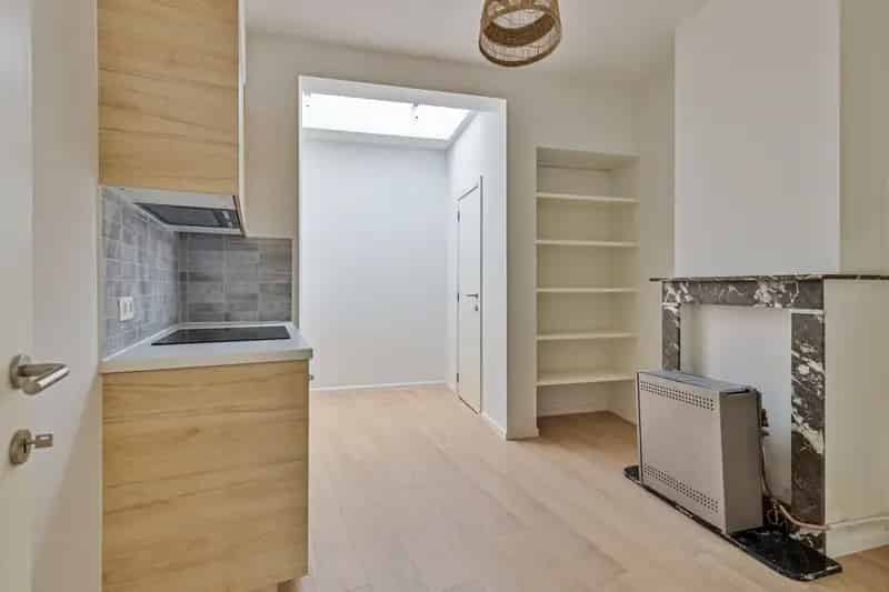 VEURNE: Charmant gerenoveerde en instapklare rijwoning pal in het historisch centrum van Veurne met alle nieuw comfort en 2 slaapkamers.