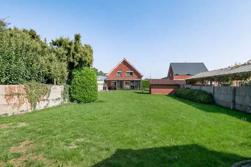 Te renoveren gezinswoning met 4 slaapkamers, tuin, garage en veranda