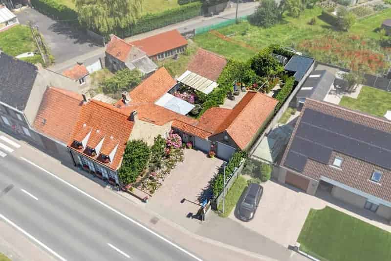 Ruime woning met drie slaapkamers - met loods/garage