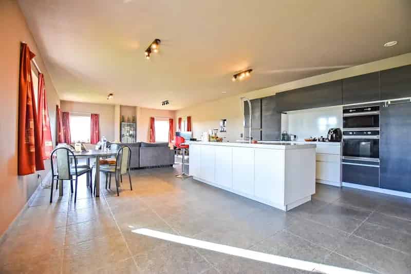 Open bebouwing met 3 slaapkamers, loods (210m²) en prachtige verzichten.