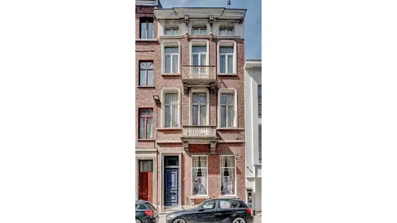 Ruime herenwoning met mogelijkheid praktijkruimte op 1 are 79 ca met stadstuintje