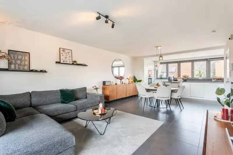 Te Huur: Ruim 2 Slaapkamer Appartement met Zonneterras