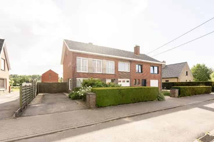 Huis Te Koop: Ruime halfopen bebouwing met 4 slaapkamers en 2 garages