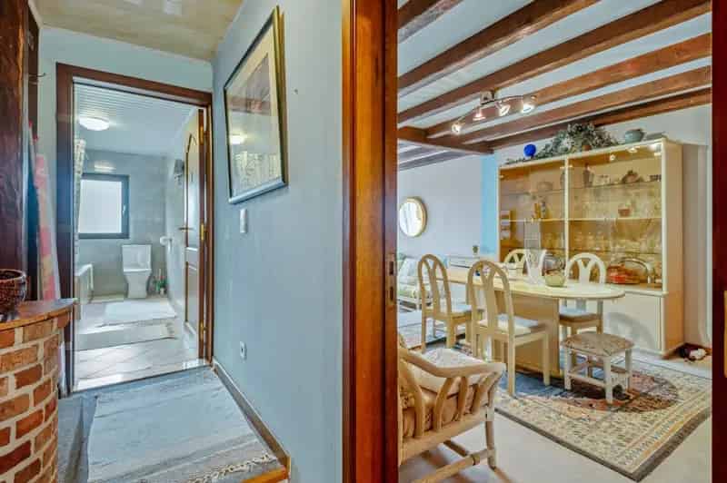 Te renoveren bel-etagewoning met 3 slpk., inpandige garage en tuin