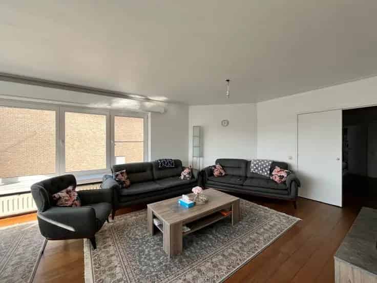 Appartement Te Koop Te renoveren hoekappartement 3 slaapkamers