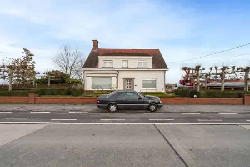 Stap binnen in deze prachtige, instapklare villa, perfect onderhouden en klaar om in te trekken. Met een royale bewoonbare oppervlakte van 267m2 biedt dit huis alle ruimte die je nodig hebt.  Op de begane grond betovert een ruime woonkamer je met zijn war