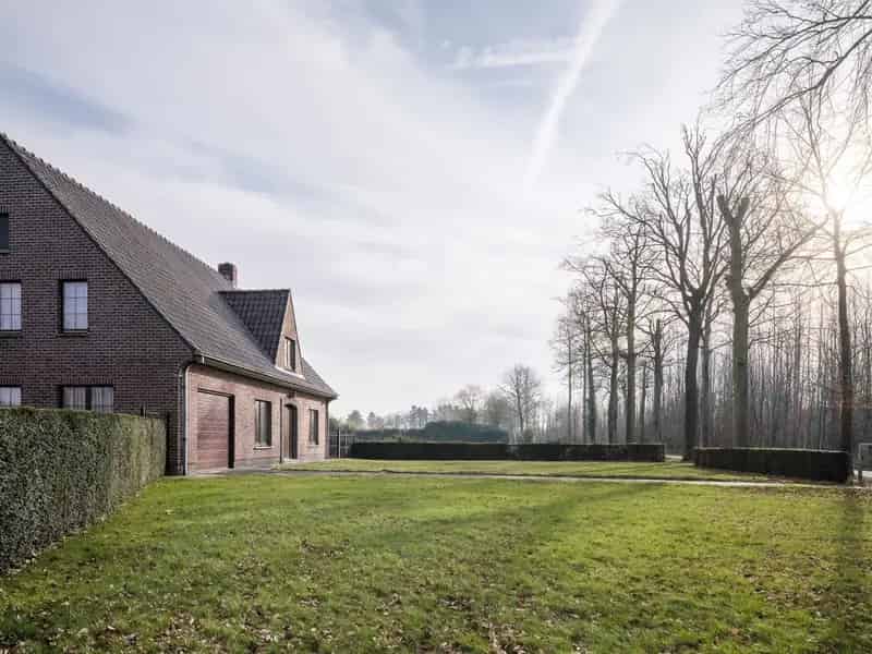 Villa met bijgebouwen Hansbeke