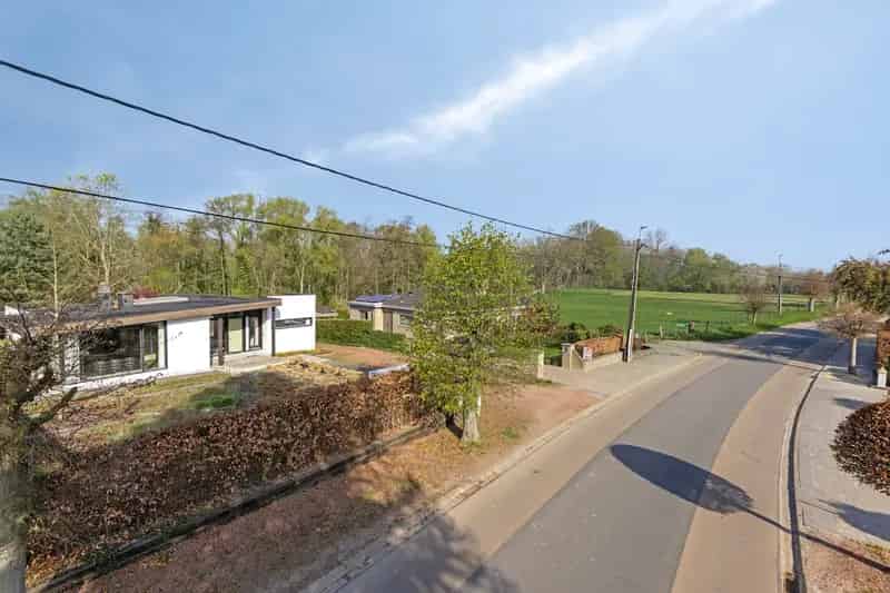 Te renoveren architecturale villa op ruim perceel van 18are