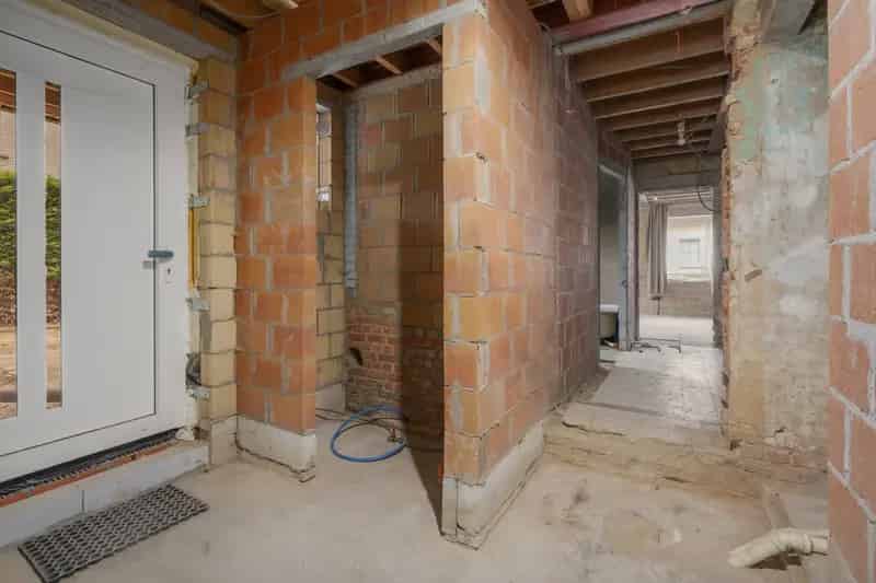 Ben je op zoek naar een woning die je nog naar eigen smaak kan afwerken? Zoek niet verder! Deze woning met drie slaapkamers, garage en zuidgerichte tuin heeft alles wat je nodig hebt! De woning met een bewoonbare oppervlakte van 254m² is gelegen nabij win