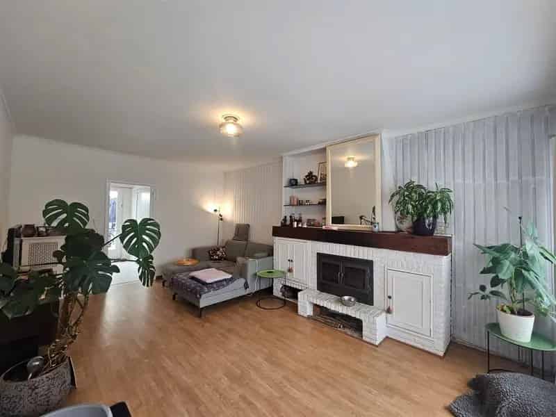 Charmante instapklare woning met o.a. 3 slpks, mooie tuin en oprit.