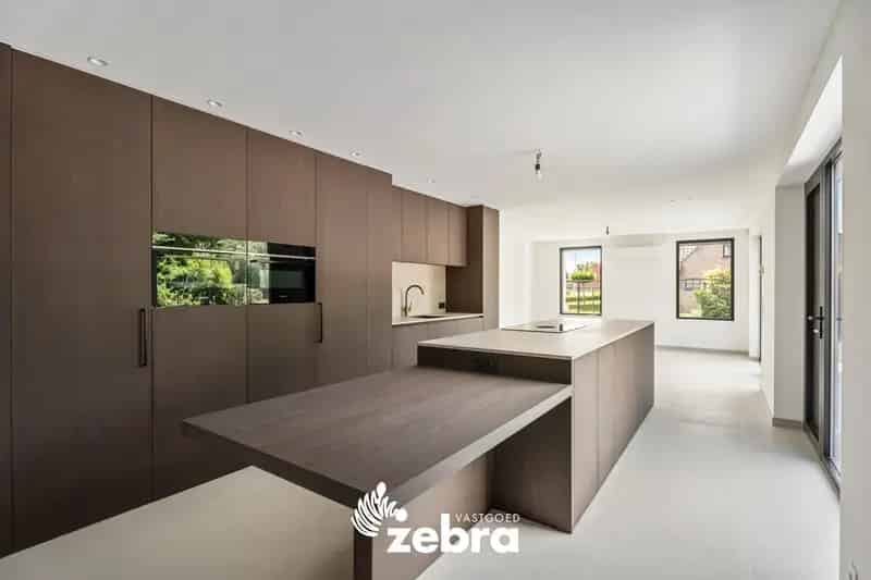 Prachtig gerenoveerde villa met 5 slaapkamers en 2 badkamers te Oostrozebeke!