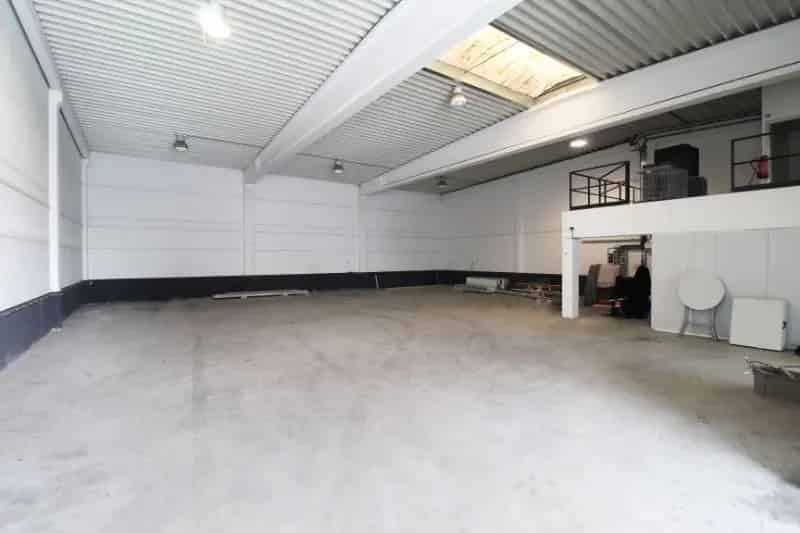 Bedrijfsgebouw op strategische ligging te huur in Roeselare(Beveren)