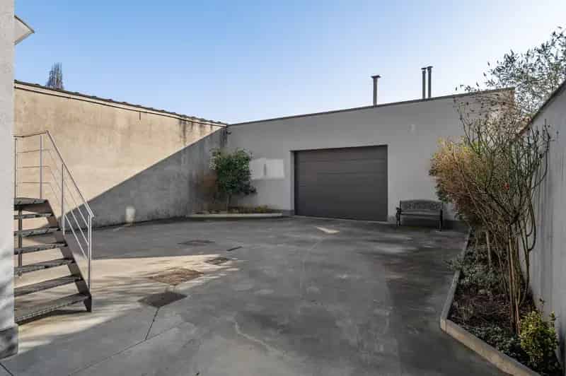 Ruime halfopen woning met 4 à 6 SLPKS, apart kantoor en een groot magazijn in Mortsel!