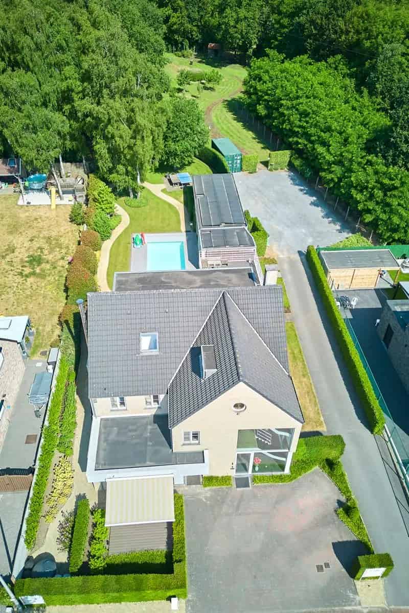 Exclusieve woning met handelzaak,appartement, zwembad en lift.