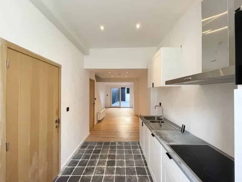 Volledig gerenoveerde instapklare starterswoning met 2 slaapkamers nabij het centrum van Roeselare!