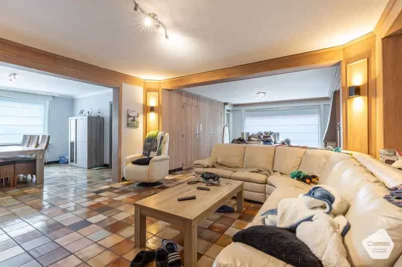 ZEER RUIME HALF-OPEN WONING met 4 slaapkamers en LOODS van 240m²