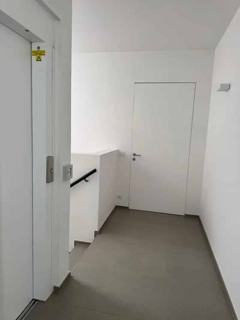 Praktijkruimte / kantoorruimte met lift te huur