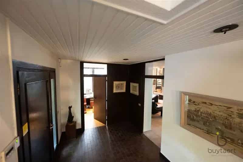 RUIMTE, LICHT ÉN KARAKTER: TE RENOVEREN 70’S VILLA MIDDEN IN HET GROEN!