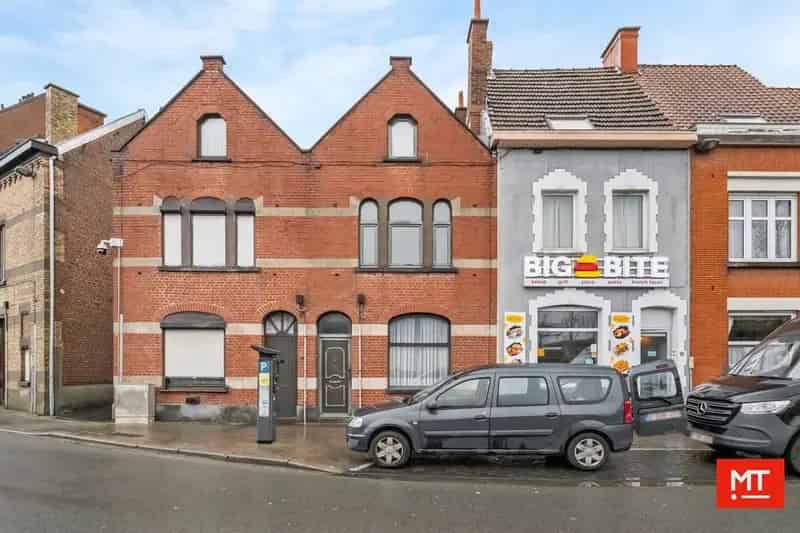 Op te frissen woning met 3 slaapkamers, stadskoer en dubbele garage in het centrum van Roeselare