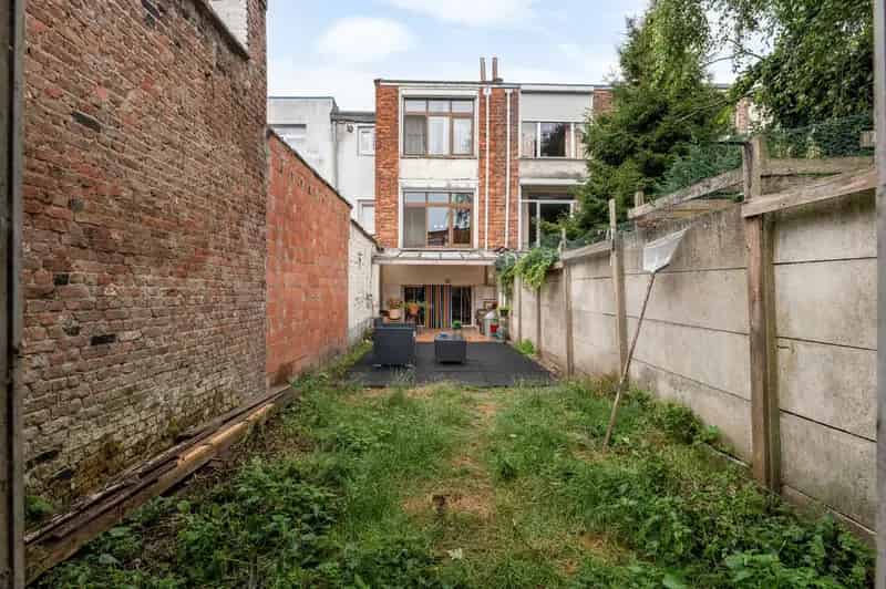 Te vernieuwen woning met tuin in Deurne