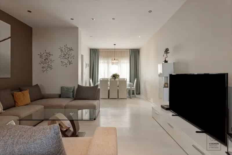 Ruime woning met 5 slpk's en een bew opp van 155 m² op zeer centrale ligging te Merksem
