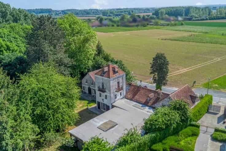 Huis Te Koop: Karaktervol Landhuis te renoveren in Pajottenland