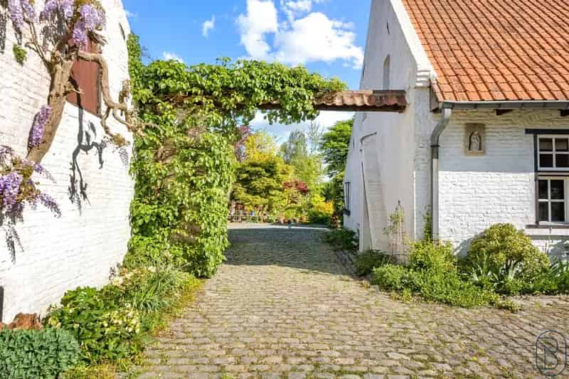 Charmante Fermette te Koop 7000m2 Twee Wooneenheden