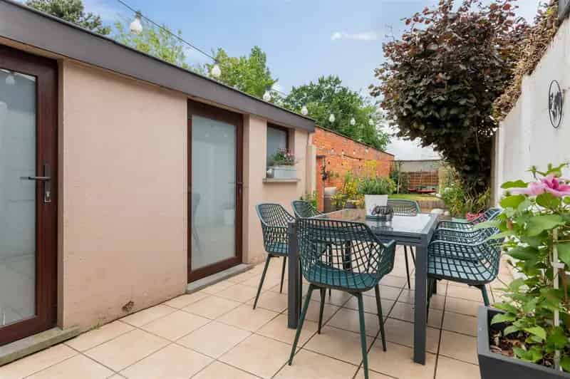 Centraal gelegen ééngezinswoning met 4 slaapkamers en tuin.