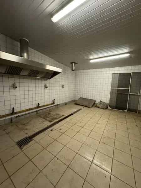 Handelspand met garage en kelders.