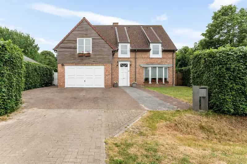 Prachtige villa op een perceel van 2.035m² met 6 slaapkamers en zwembad