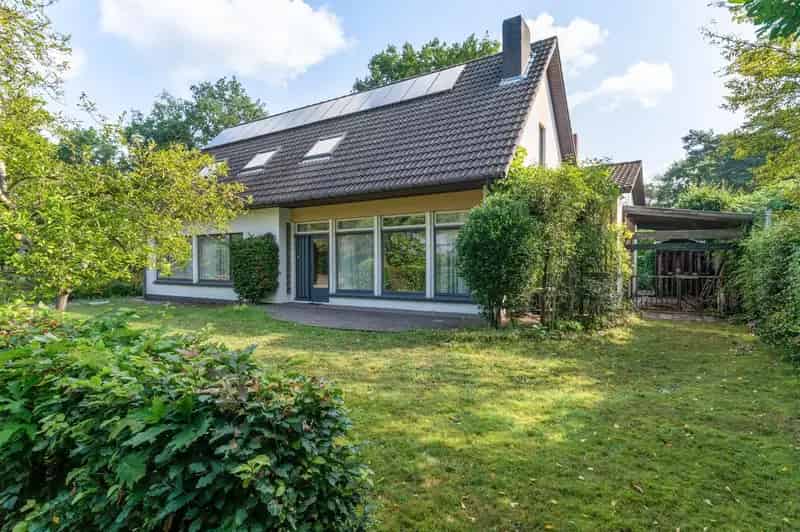 Verrassend ruime goed gelegen woning op een mooi perceel van 922m²