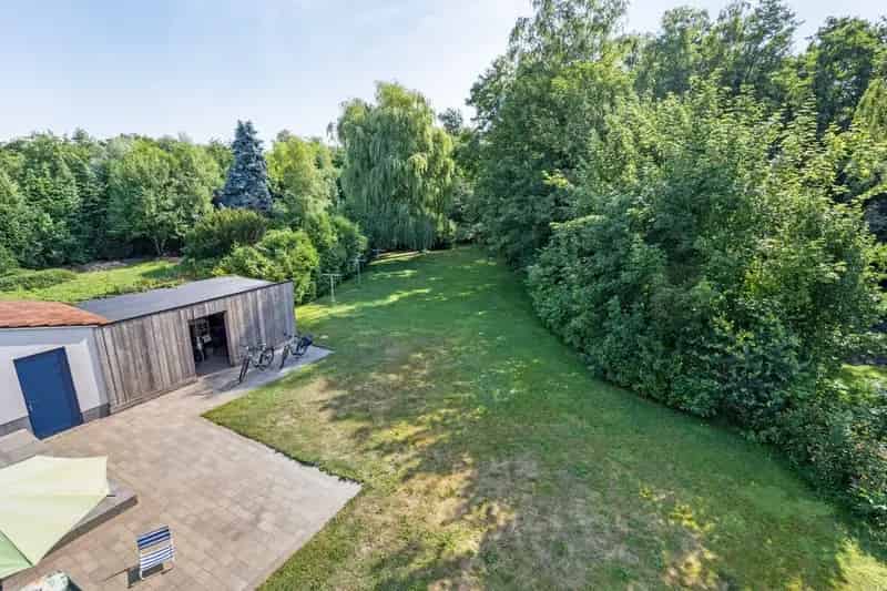 Ruim ingedeelde woning met 4 slpks op een mooi perceel van 21 are met achterliggend groen.