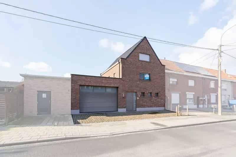 Roeselare stadsrand : Ruime, instapklare HOB met ruime garage en prachtig aangelegde tuin.