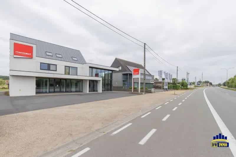 Grote handelsruimte/showroom langs drukke baan te huur in Kruisem