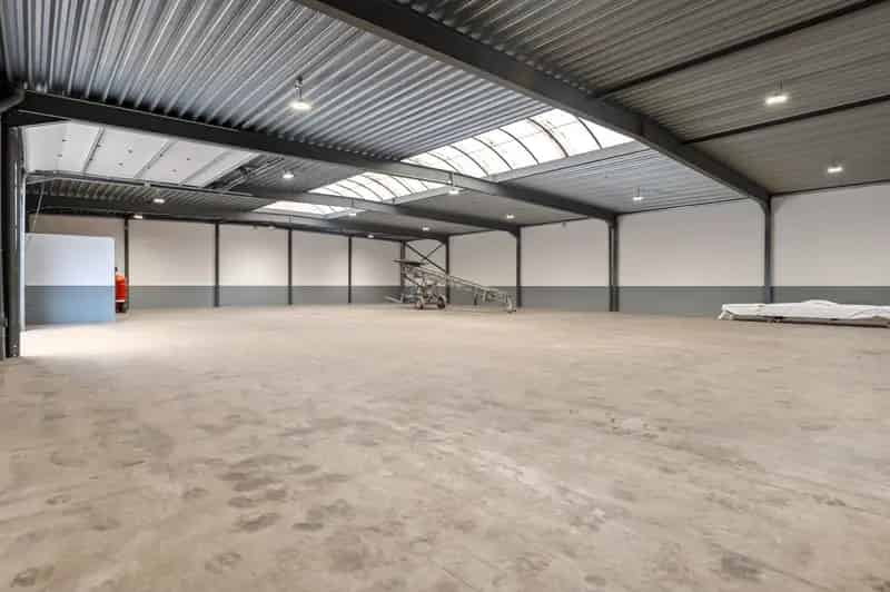 Volledig gerenoveerd magazijn ca.600 m² op de Churchilllaan!