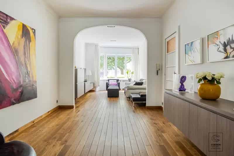 Instapklaar herenhuis van 241 m² met drie slaapkamers, gelegen in Mortsel!