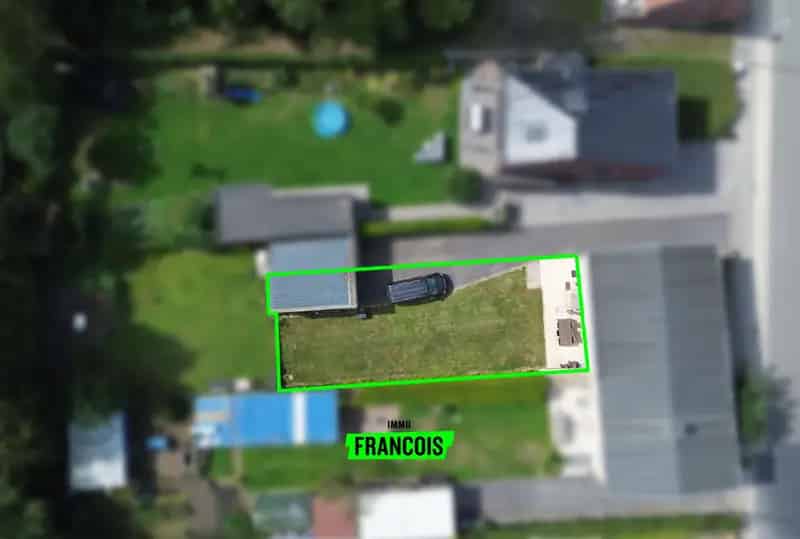 Opbrengsteigendom met twee ruimae appartementen, tuin, garage en staanplaats te koop in Beernem!