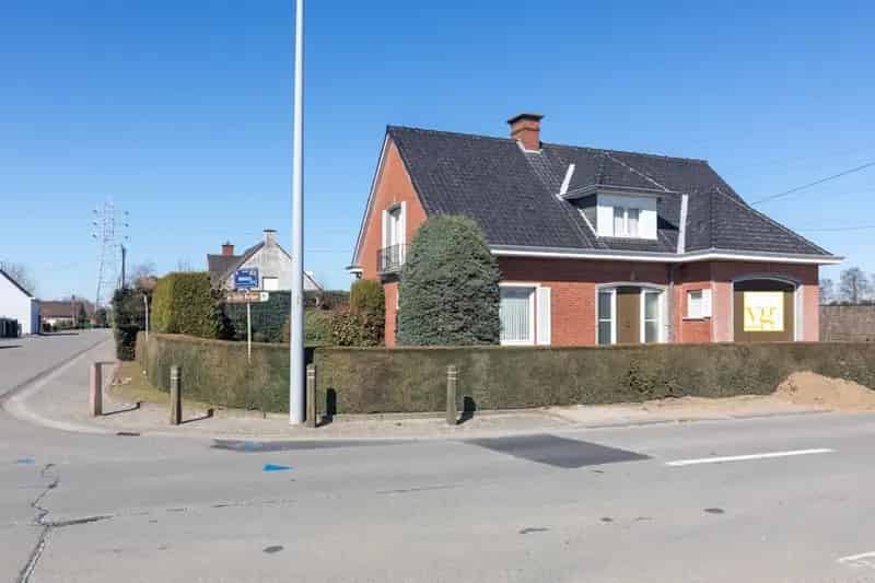 Mooi gelegen woning met ruime garage(s) en tuin