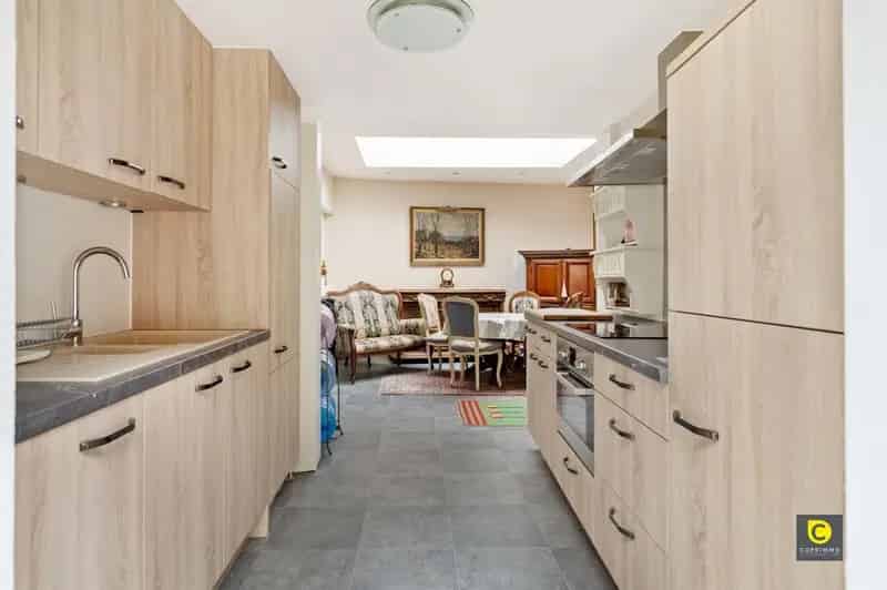Handelsgelijksvloers met duplex appartement
