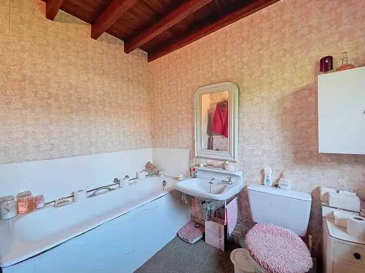Te renoveren halfopen woning met 4 slaapkamers te Ramskape