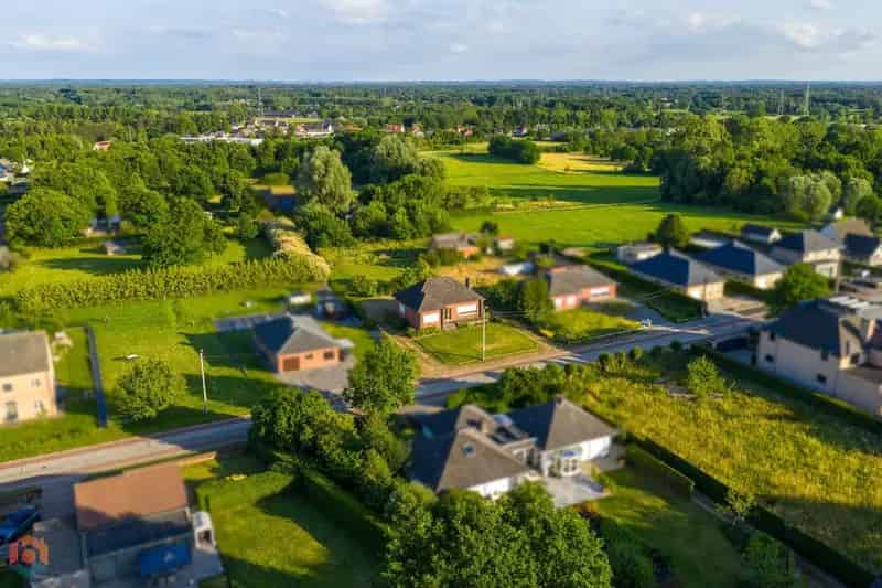 Charmante gezinswoning met 2 (mogelijks meer) slpkrs op een perceel van 4895 m².