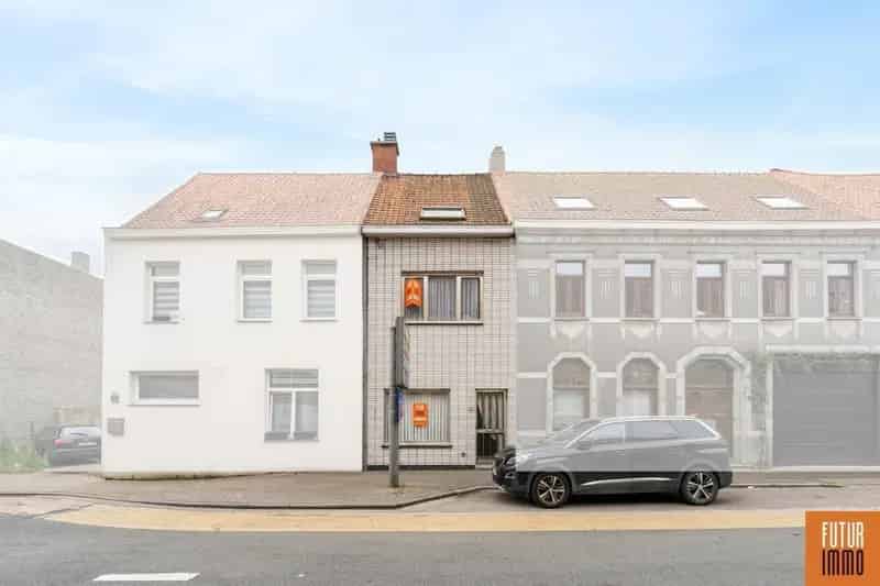 Te renoveren 4-slpk woning met uitweg tot fietspad