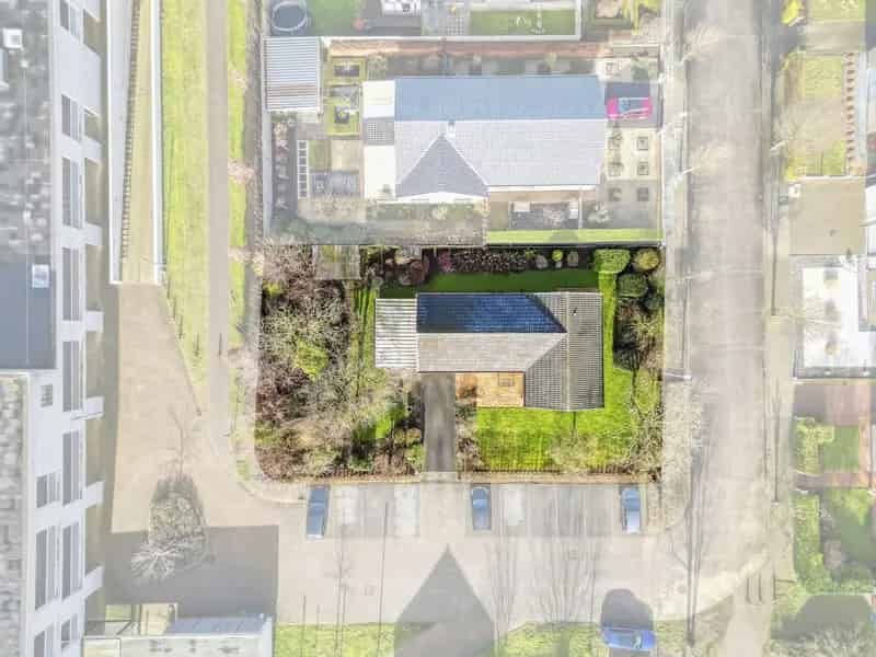 Deze open bebouwing ligt een rustige, residentiële buurt en op wandelafstand van het centrum in Eernegem.
Het huis ligt op een mooi, ruim en goed georiënteerd perceel.
Deze bungalow omvat een inkomhal met apart toilet, een lichtrijke leefruimte met aparte